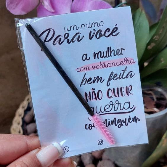 mimos para clientes de designer de sobrancelhas