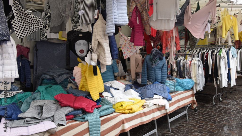 barraca de roupas na feira